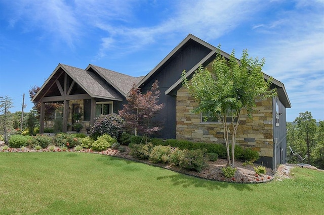 craftsman house with a front yard