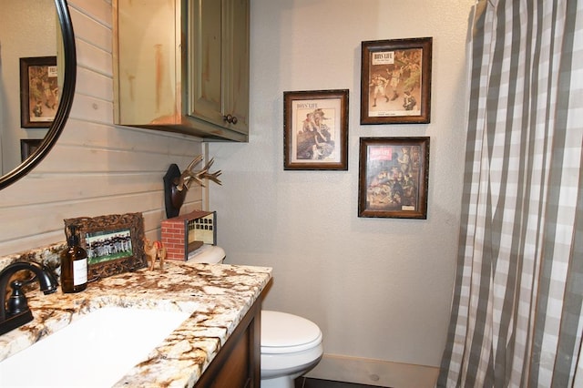 bathroom with a shower with curtain, vanity, and toilet