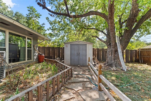 view of yard with a shed