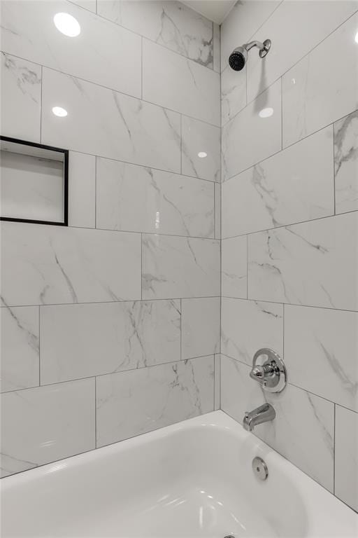 bathroom with tiled shower / bath combo