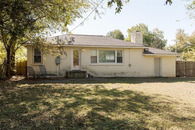 view of front of house featuring a front lawn