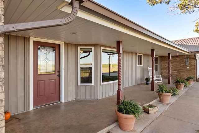 property entrance featuring a porch