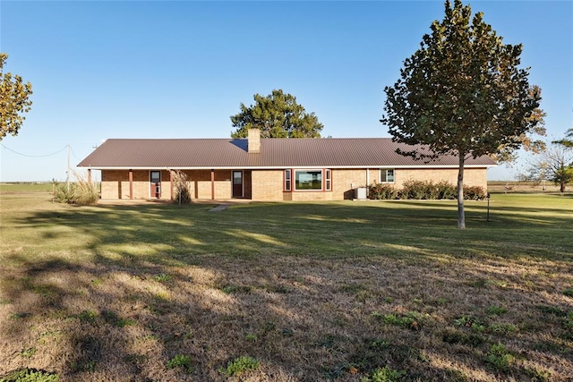 single story home featuring a front yard