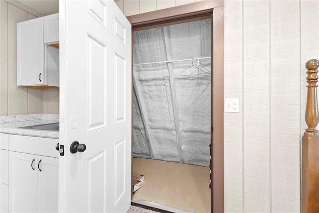 bathroom featuring sink