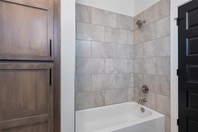 bathroom with tiled shower / bath