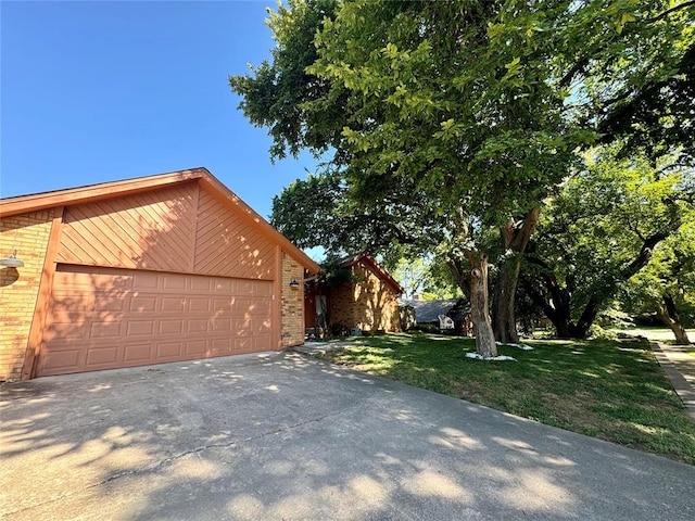 view of front of house featuring a front lawn