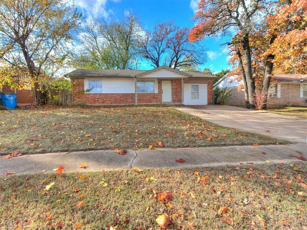 ranch-style home with a front lawn