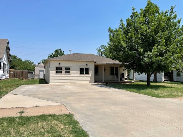 view of front of property featuring a front yard