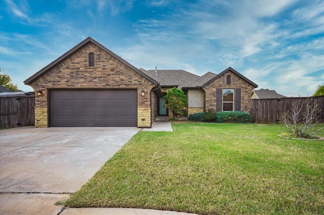 view of front of property featuring a front yard and a garage