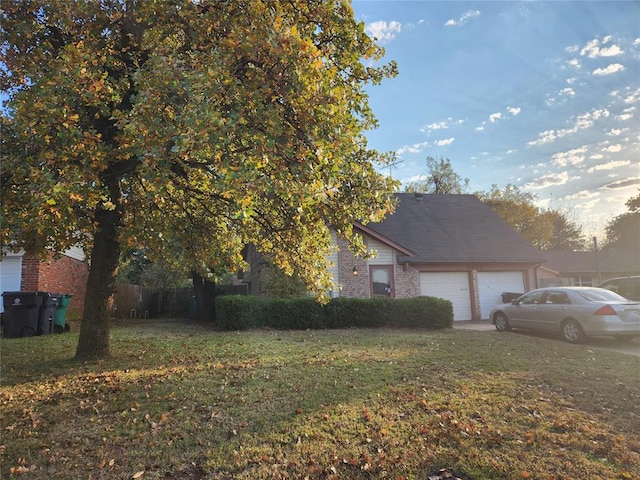 view of front of home featuring a front lawn and a garage