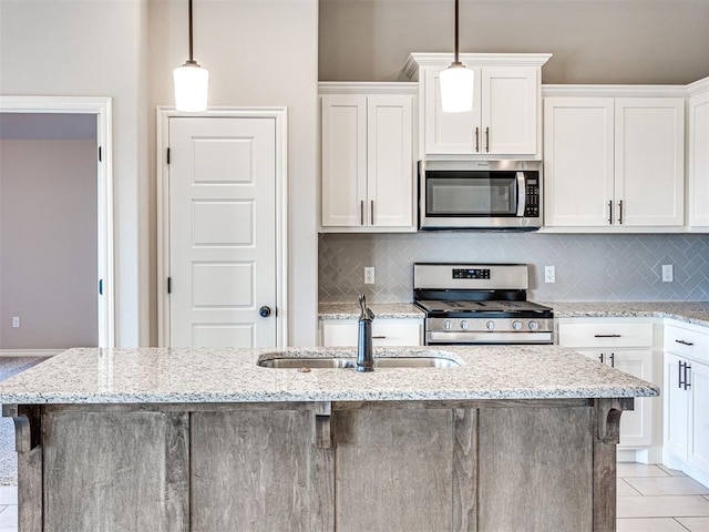 kitchen featuring appliances with stainless steel finishes, hanging light fixtures, and a breakfast bar area