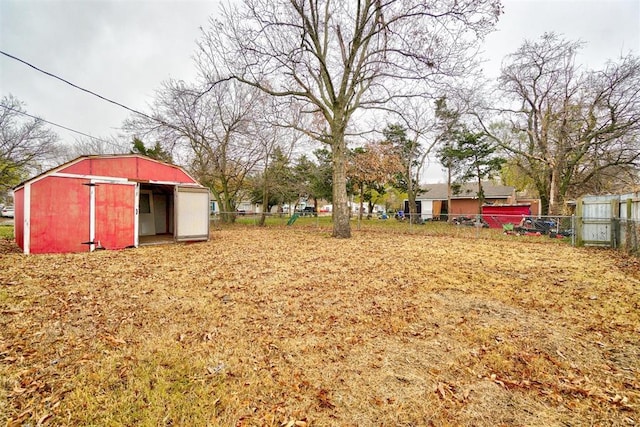 view of yard with an outdoor structure