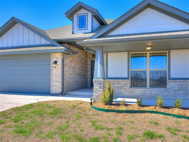 view of front of property with covered porch and a garage