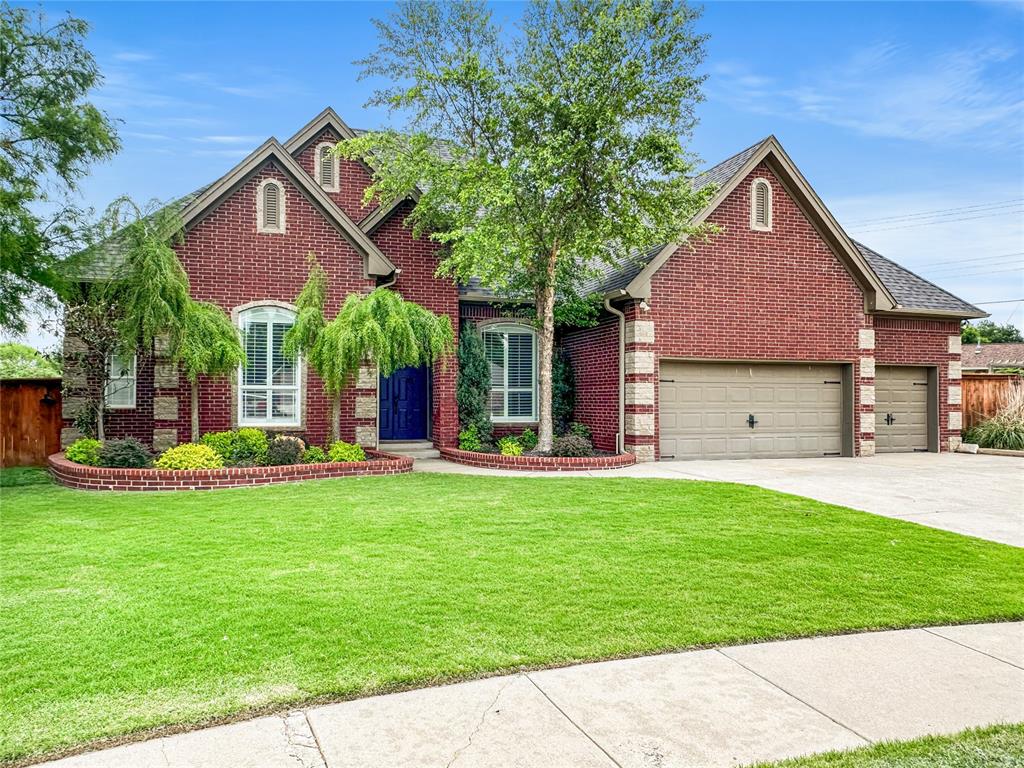 view of front of house featuring a front lawn and a garage