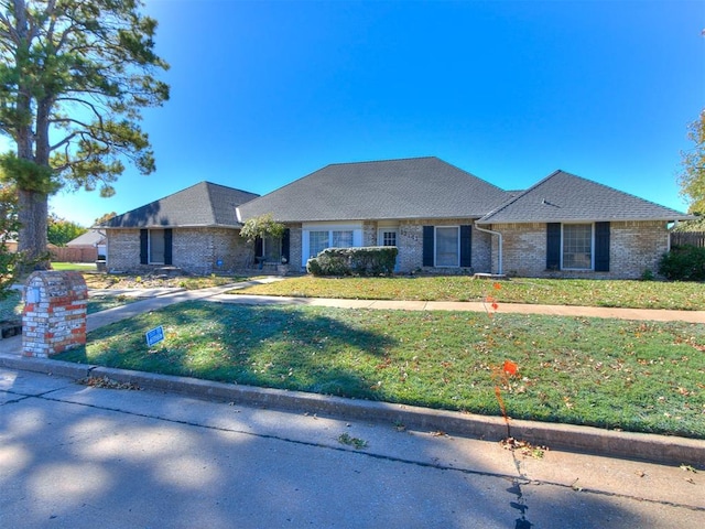 ranch-style home featuring a front lawn