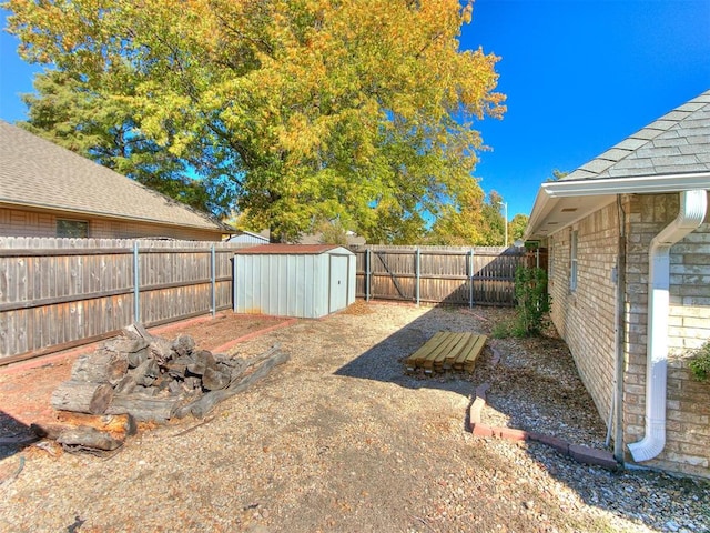 view of yard featuring a storage shed