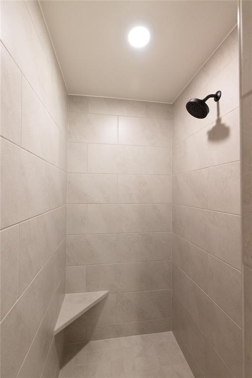 9216 NW 117th St, Yukon, OK 73099 - full bathroom featuring tiled shower
