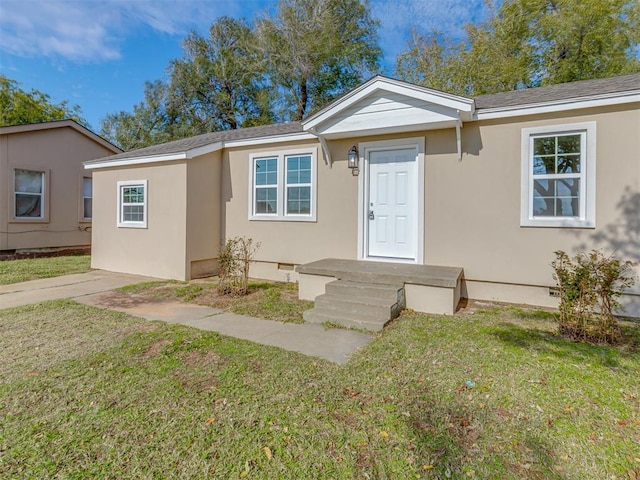 view of front facade with a front lawn