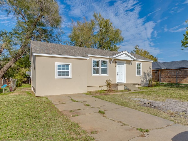 view of front facade featuring a front yard