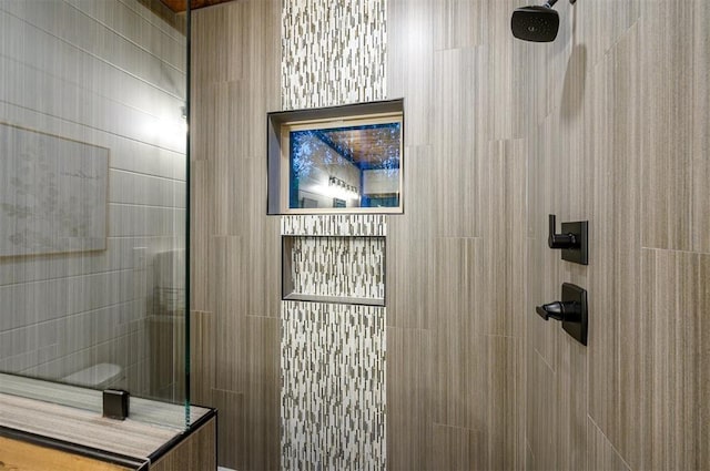 bathroom featuring tiled shower