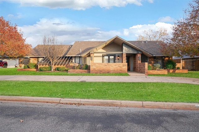 view of front of house featuring a front yard