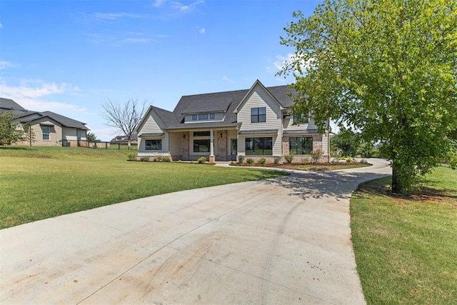 view of front facade featuring a front yard