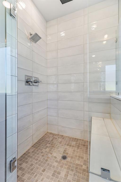 bathroom featuring a tile shower