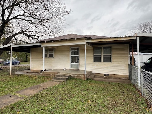 view of front facade featuring covered porch and a front lawn