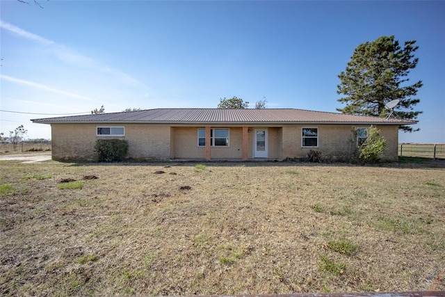 ranch-style house featuring a front yard