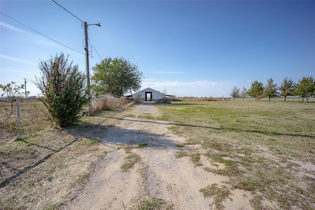 view of yard featuring a rural view