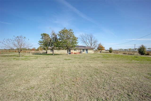 view of yard featuring a rural view