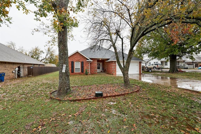 view of front facade featuring a garage and a front yard