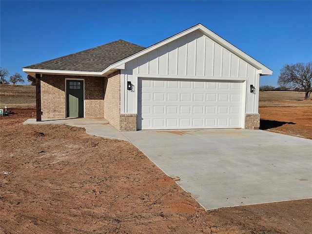 view of front facade featuring a garage