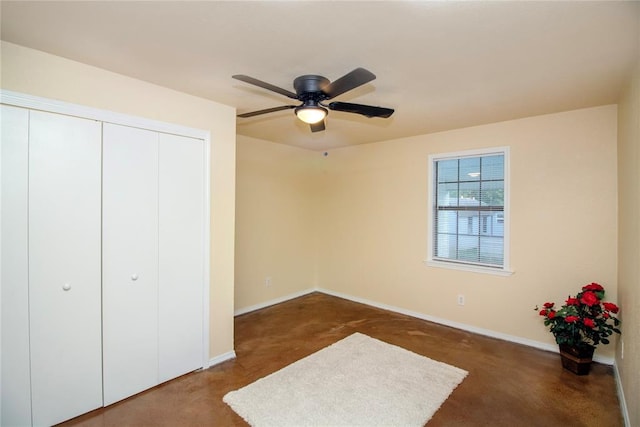 unfurnished bedroom with ceiling fan and a closet