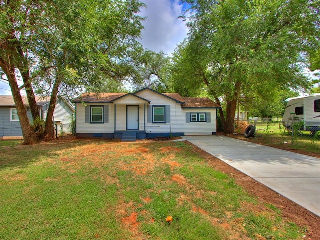 single story home featuring a front lawn