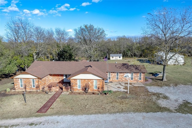 view of front of house featuring a front yard