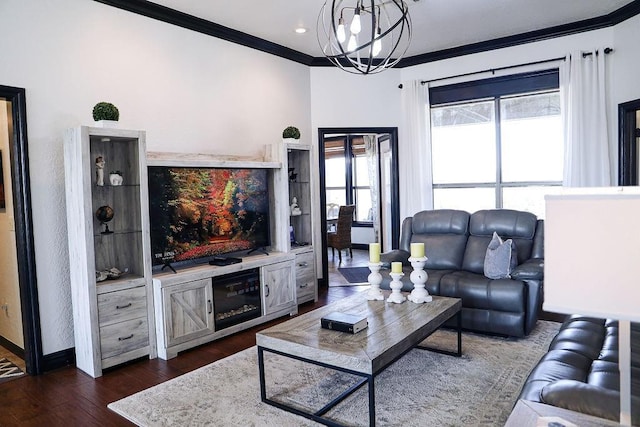 living area featuring a chandelier, baseboards, ornamental molding, recessed lighting, and dark wood-style flooring