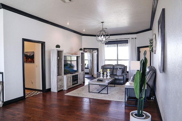 living area with crown molding, a chandelier, baseboards, visible vents, and dark wood-style flooring