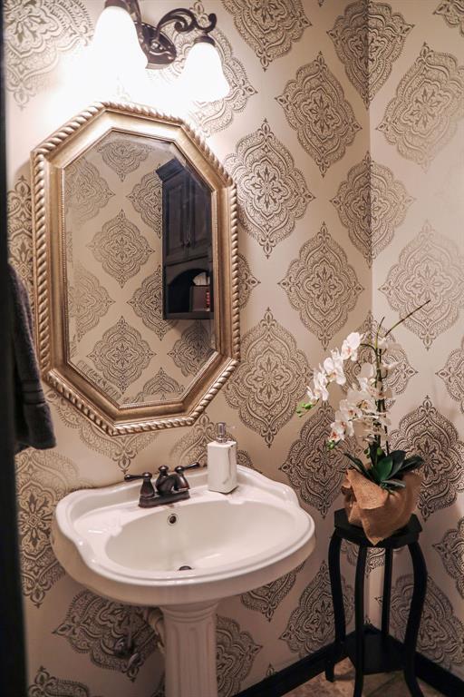 bathroom featuring a sink