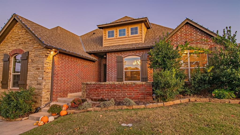 view of front of property with a yard