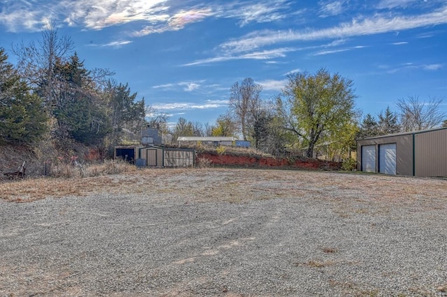 view of yard featuring an outdoor structure