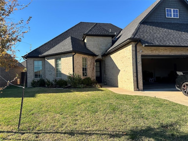 view of front of house featuring a front lawn