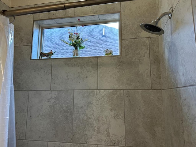 details with a shower with shower curtain