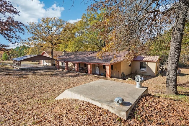 single story home with a carport