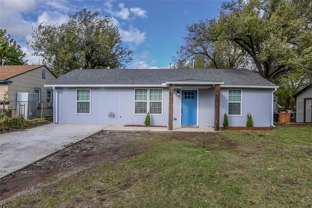 single story home featuring a front lawn