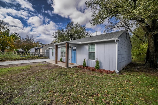 ranch-style home featuring a front lawn