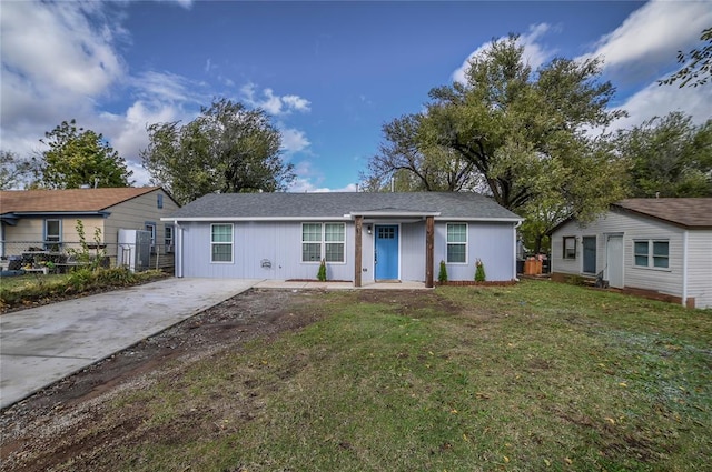 ranch-style house featuring a front lawn