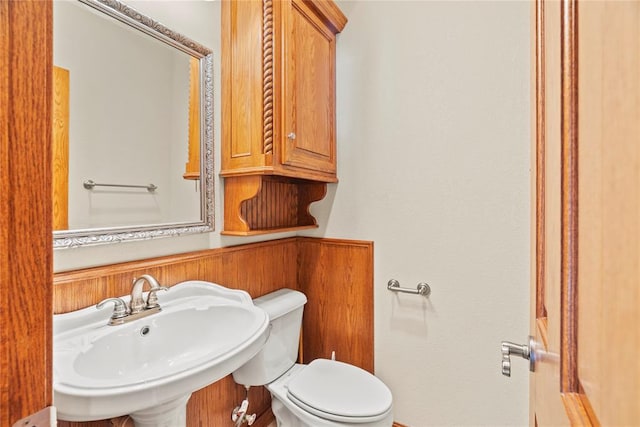 bathroom featuring toilet and sink