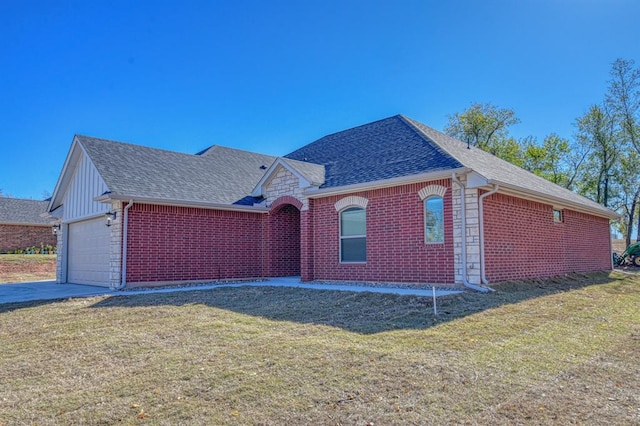 view of front facade featuring a front yard and a garage