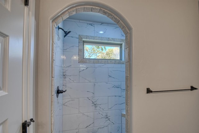 room details featuring a tile shower